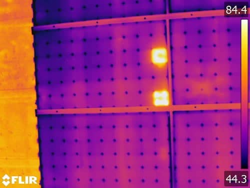 Zoom sur deux hotspots sur un panneaux solaires