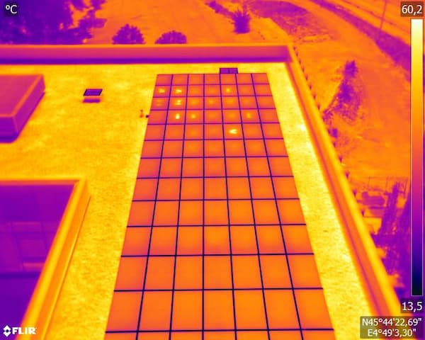 Vue d'ensemble, défaut thermique sur panneaux solaire.